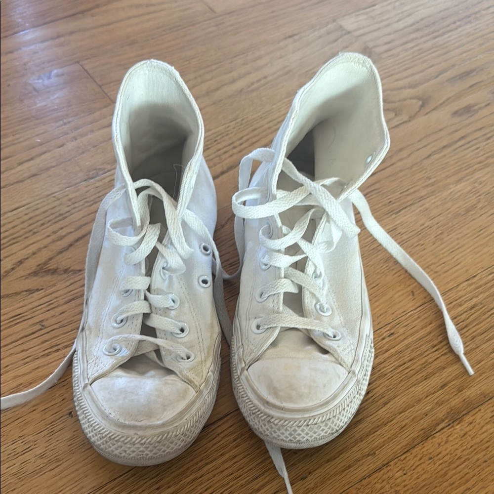 White High-Top Converse Sneakers size: 7.5